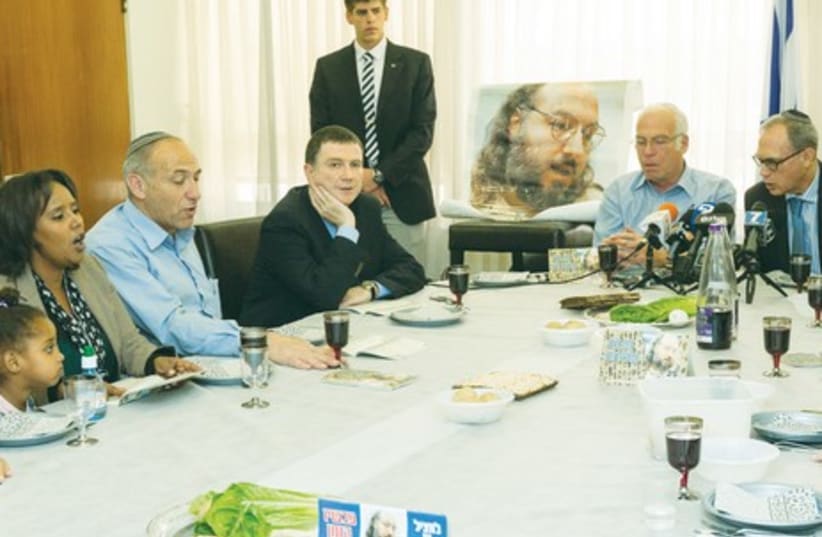 Pollard model Seder, Knesset 2014.  (photo credit: FLASH 90)