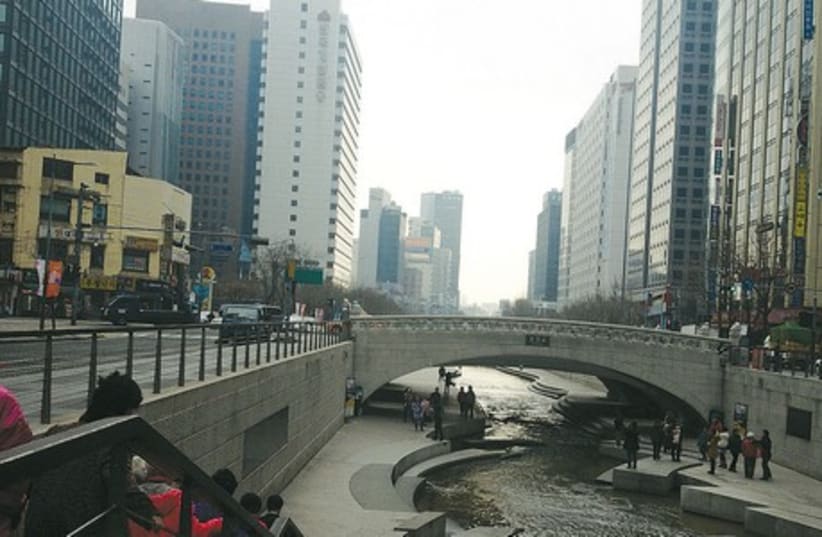 Although the Cheonggyecheon Stream runs along one of the busiest streets of downtown Seoul, this massive urban renewal project is one of the calmest places to take a stroll in the bustling city. (photo credit: NOA AMOUYAL)