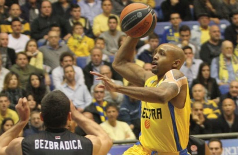 Maccabi Tel Aviv guard Ricky Hickman will be hoping his performance in Game 3 of the Euroleague quarterfinals at Nokia Arena tomorrow, will be similar in standard to his display in Game 1, when he scored 26 points in the victory over Olimpia Milano, than to his nine-point showing in the Game 2 defea (photo credit: ADI AVISHAI)