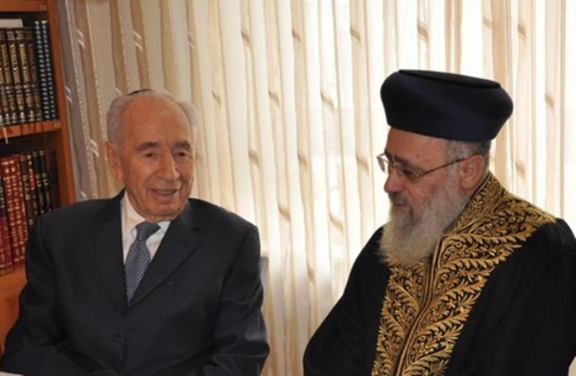 President Shimon Peres meets with Sepahrdi Chief Rabbi Yitzhak Yosef, April 20, 2014. (photo credit: GPO)