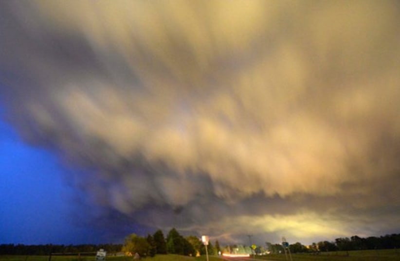 A low-level thunderstorm supercell passes over the area of Hampton, Arkansas late April 24, 2014 (photo credit: REUTERS)