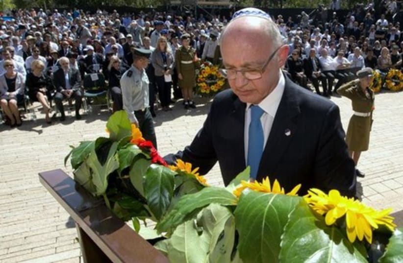 Argentina's Foreign Minister Hector Timerman lays a wreath during a ceremony marking Holocaust Remembrance Day at Yad Vashem in Jerusalem. (photo credit: REUTERS)