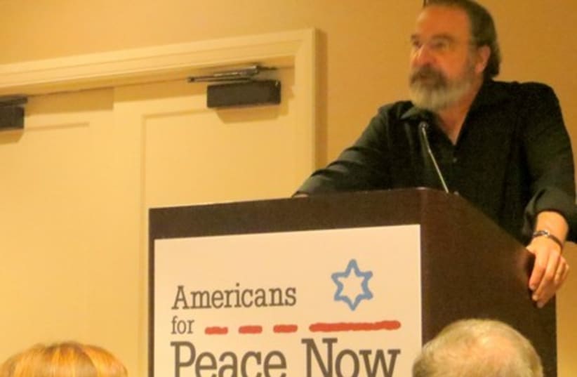 'Homeland' actor Mandy Patinkin receives award from Americans for Peace Now (photo credit: COURTESY OF AMERICANS FOR PEACE NOW)