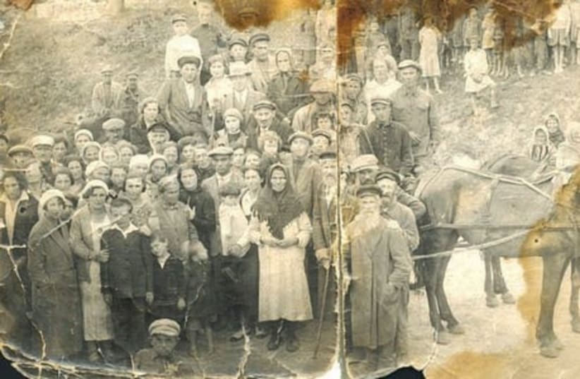 THE EXTENDED Maidncik family in the Minkowitz shtetl in Ukraine before the war. (photo credit: YAD VASHEM)