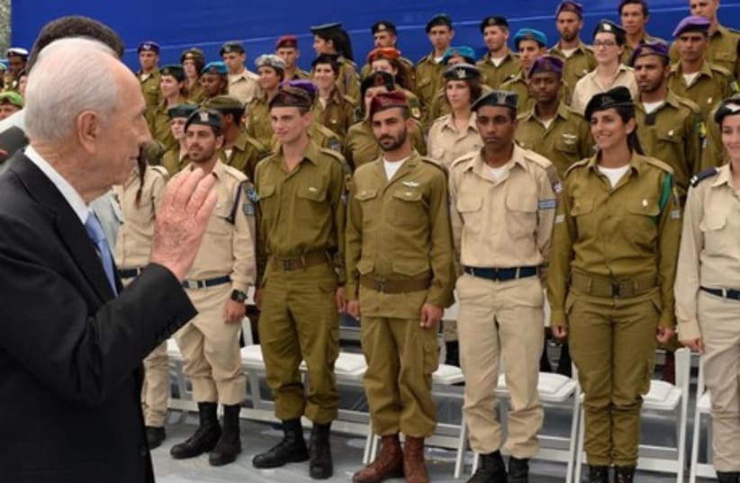 Peres with outstanding soldiers (photo credit: GPO)