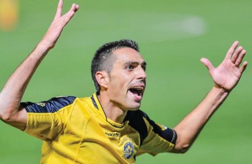 Maccabi Tel Aviv midfielder Eran Zahavi scored both his team’s goals in last night’s 2-1 victory at Hapoel Beersheba which secured the Premier League title for the yellow-and-blue. (photo credit: ASAF KLIGER)