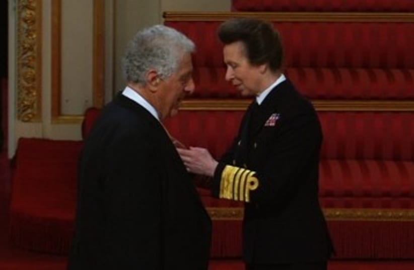 Mark Winer receives MBE from the Princess Royal, Princess Anne, at Buckingham Palace (photo credit: Courtesy)