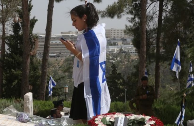 Girl with Israeli flag, Remembrance Day May 5, 2014. (photo credit: MARC ISRAEL SELLEM/THE JERUSALEM POST)