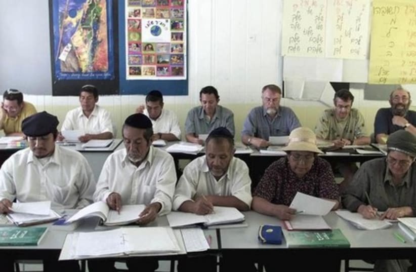 Newly-Jewish Peruvians take lessons of Hebrew language in Alon Shvut, July 21, 2002. (photo credit: REUTERS)