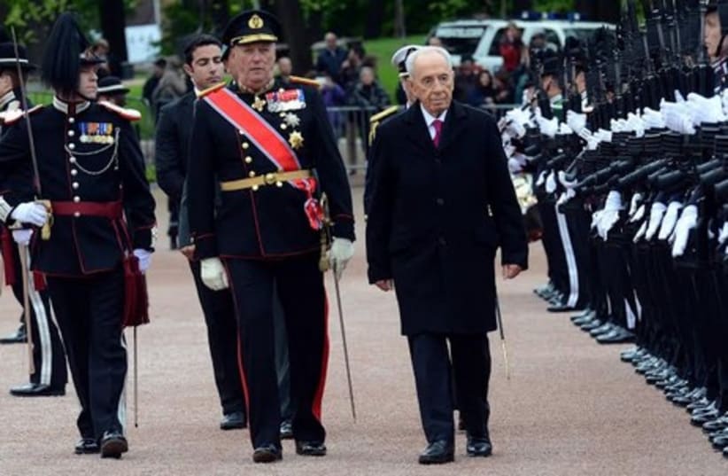 President Shimon Peres reviews an honor guard in Oslo, May 12, 2014. (photo credit: HAIM TZACH/GPO)