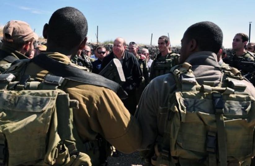 Ya'alon tours Syrian frontier on the Golan Hights (photo credit: DEFENSE MINISTRY/ARIEL HERMONI)