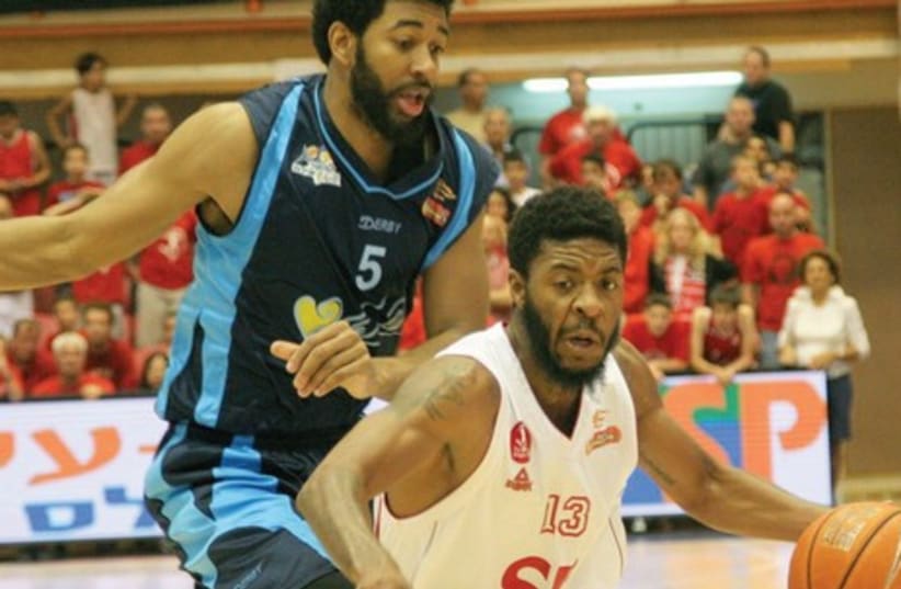 Hapoel Tel Aviv guard Vincent Council (right) and Hapoel Eilat’s Christian Watford (left) will battle once more tonight down south in Game 4 of their teams’ BSL quarterfinal playoff series (photo credit: ADI AVISHAI)