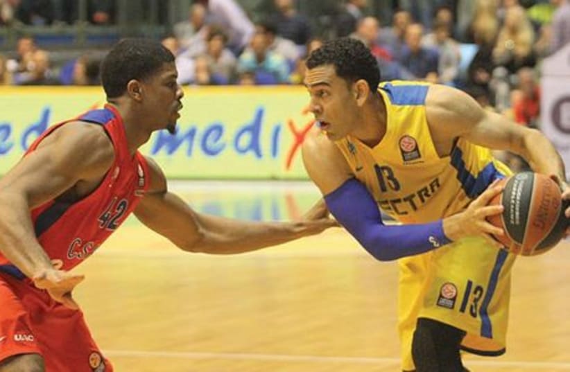 David Blu (right) and Maccabi Tel Aviv will renew their rivalry with Kyle Hines (left) and CSKA Moscow in tonight’s Euroleague Final Four semifinals in Milan. (photo credit: ADI AVISHAI)