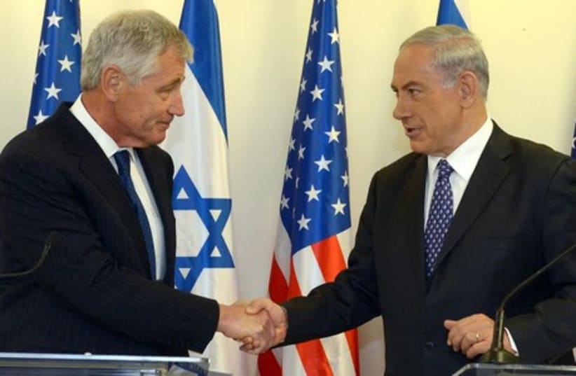 Prime Minister Binyamin Netanyahu (R) holds a joint press briefing with US Secretary of Defense Chuck Hagel in Jerusalem, May 16, 2014. (photo credit: HAIM TZACH/GPO)