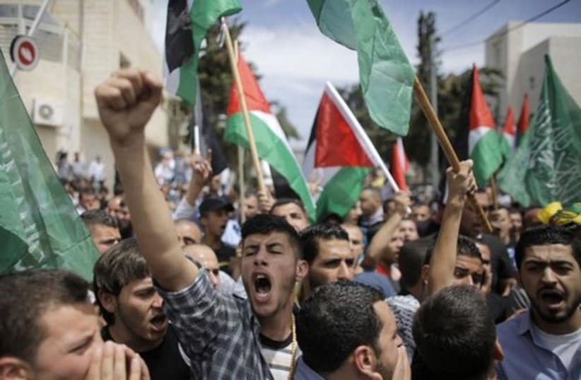  Mourners chant slogans during the funeral of two Palestinians, who were shot dead during clahses on Thursday, in the West Bank city of Ramallah May 16, 2014. (photo credit: REUTERS)