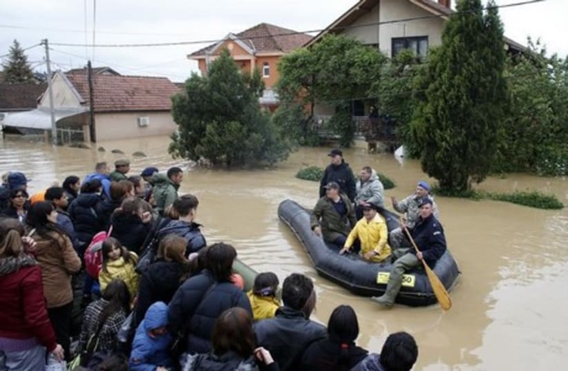 Serbian army soldiers evacuate people in the flooded town of Obrenovac, southwest of Belgrade, Serbia May 17, 2014. (photo credit: REUTERS)