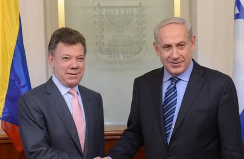 Prime Minister Binyamin Netanyahu (R) and Colombian President Juan Manuel Santos (L). (photo credit: AMOS BEN GERSHOM, GPO)