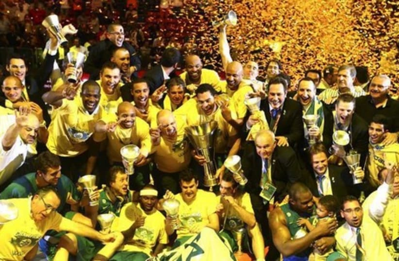 Maccabi Tel Aviv players celebrate after winning the Euroleague Final Four final basketball game against Real Madrid, in Milan May 18, 2014. (photo credit: REUTERS)