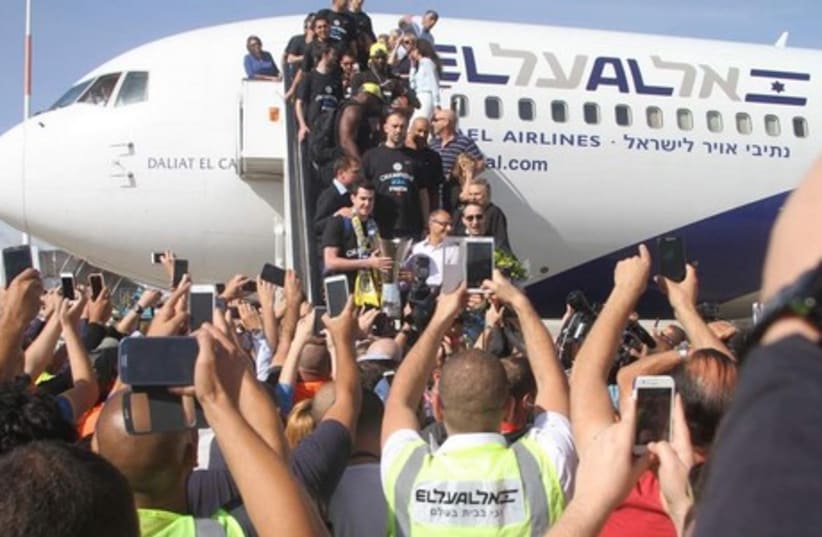 Maccabi Tel Aviv arrives in Israel (photo credit: ADI AVISHAI)