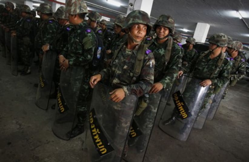 Thai soldiers prepare to deploy around the Army Club in Bangkok, May 20, 2014. (photo credit: REUTERS)