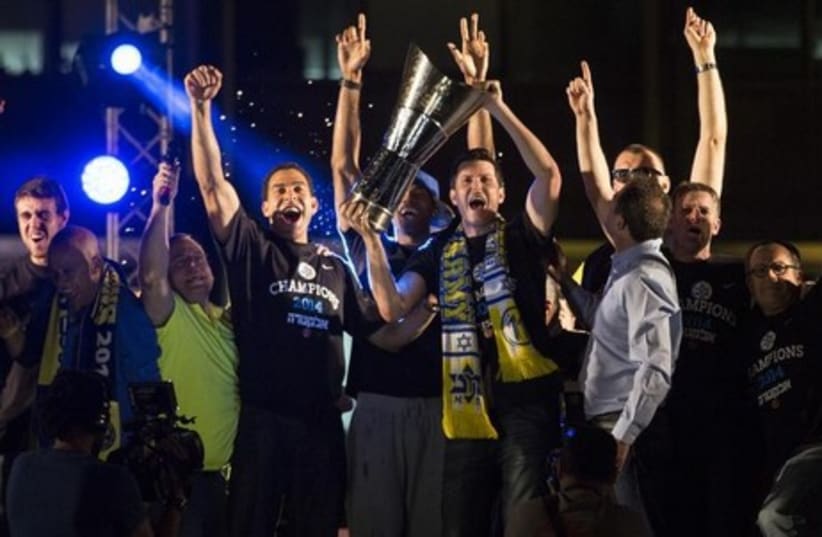 The members of Maccabi Tel Aviv celebrate their Euroleague title in Tel Aviv, May 19, 2014.  (photo credit: REUTERS)