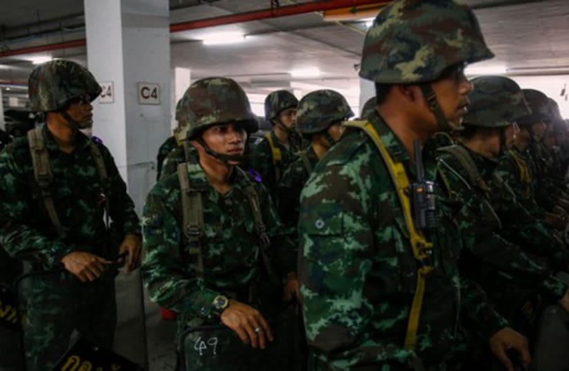 Thai soldiers prepare to deploy around the Army Club in Bangkok May 20, 2014 (photo credit: REUTERS)