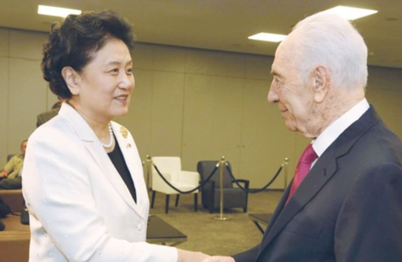 President Shimon Peres speaks with Chinese Vice Premier Liu Yandong (photo credit: GPO)