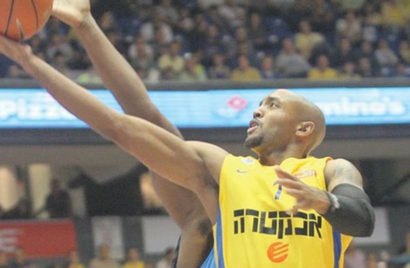 Maccabi Tel Aviv guard Ricky Hickman had 16 points for the yellow-and-blue in last night’s 90-72 victory over Hapoel Eilat at Nokia Arena. (photo credit: ADI AVISHAI)