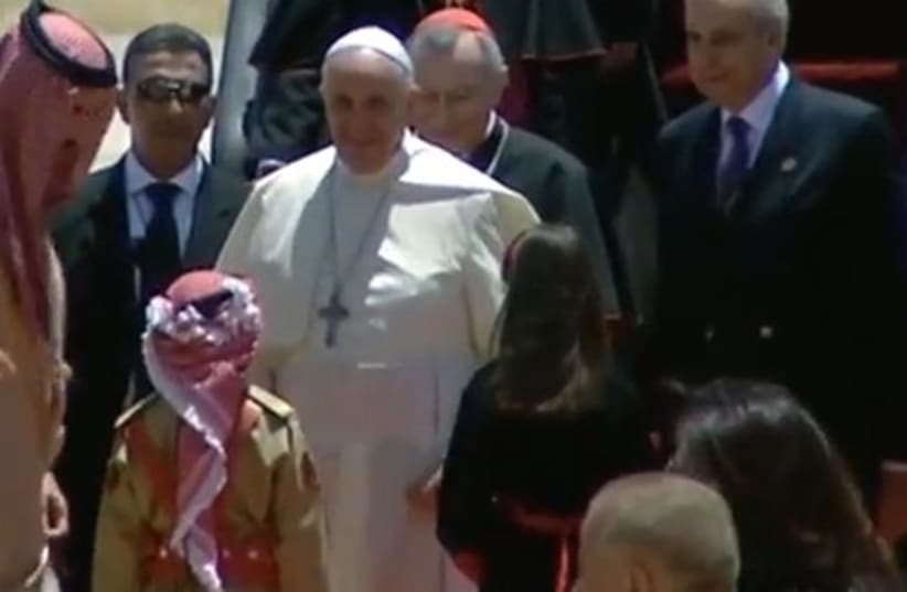  Pope Francis arrives in Amman on the first stop of a three-day Middle East visit, May 24, 2014. (photo credit: screenshot)