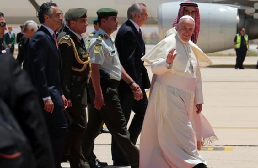  Pope Francis arrives in Amman on the first stop of a three-day Middle East visit, May 24, 2014. (photo credit: REUTERS)