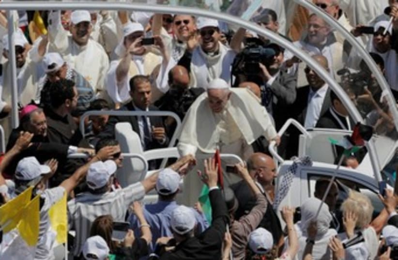 Pope greets masses in Bethlehem (photo credit: REUTERS)