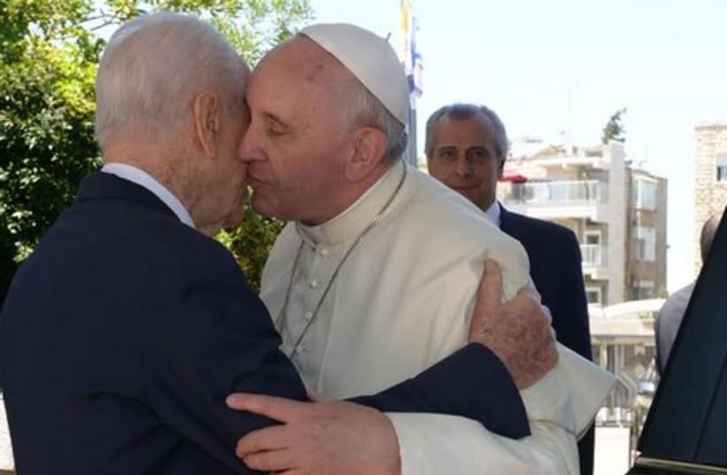 Pope Francis meets President Shimon Peres (photo credit: COURTESY OF THE PRESIDENT'S RESIDENCE)