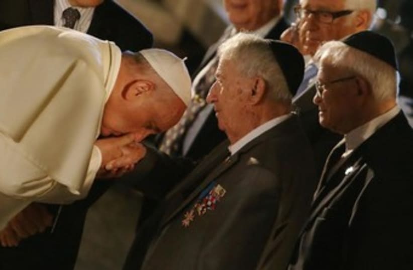 Pope kisses hand of Holocaust survivor at Yad Vashem (photo credit: POOL)