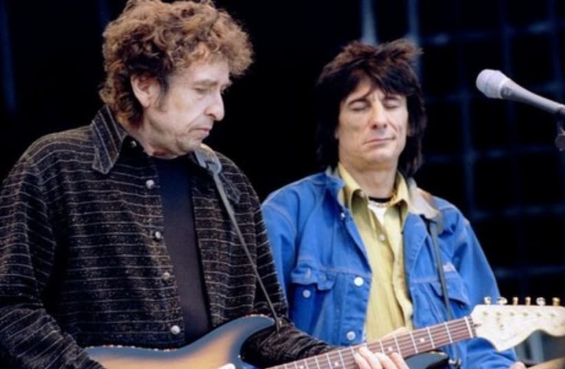 Bob Dylan (L) sings on stage with Ronnie Wood (File). (photo credit: REUTERS)