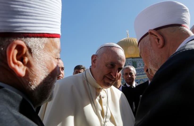 Pope Francis (C) stands next to Sheikh Mohammad Hussein (L), the Grand Mufti of Jerusalem as the Dome of the Rock is seen in the background. (photo credit: REUTERS)