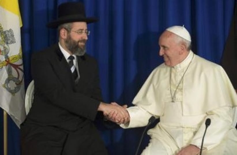Pope Francis shakes hands with Chief Rabbi David Lau (L) during a meeting in Jerusalem May 26, 2014 (photo credit: REUTERS)