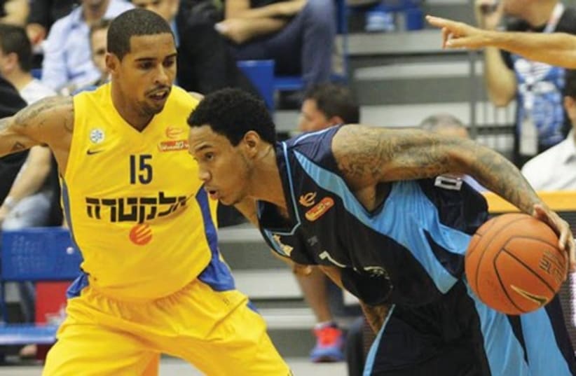 Hapoel Eilat forward Kevin Palmer (right) scored a game-high 19 points in his team’s 81-71 home victory over Sylven Landesberg (left) and Maccabi Tel Aviv May 26, 2014. (photo credit: ADI AVISHAI)