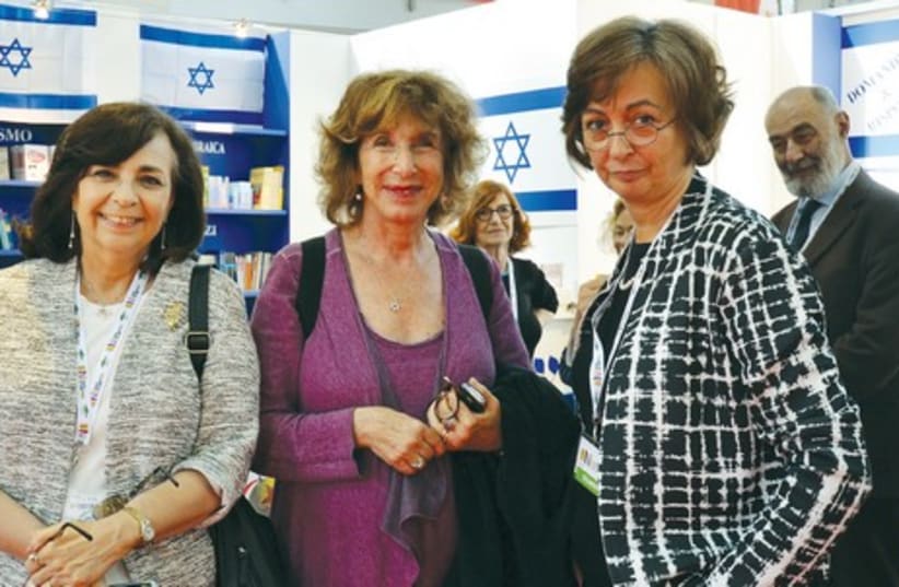 AUTHOR NAOMI Ragen stands with member of Italian Parliament Fiamma Nirenstein and Prof. Elana Loewenthal at the Luxembourg bookstore in Turin. (photo credit: Courtesy)