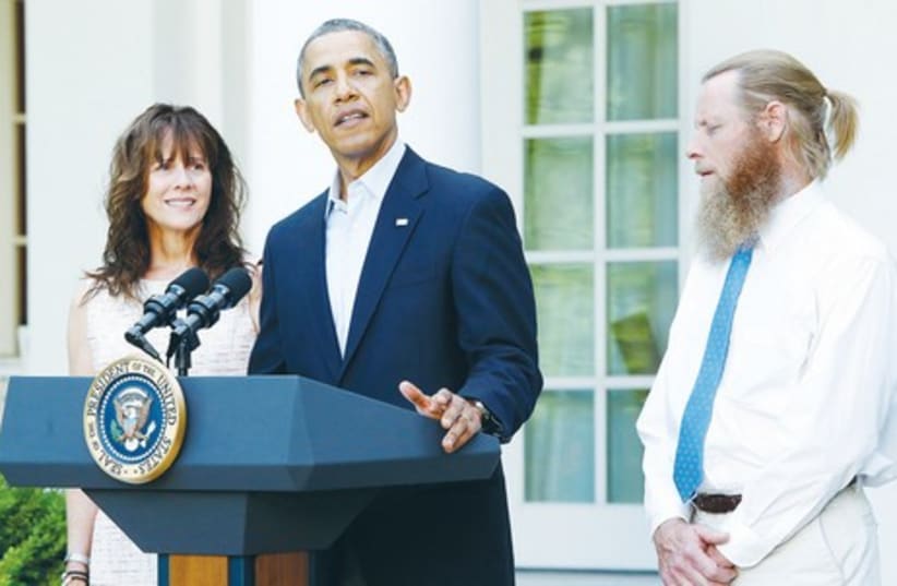 President Barack Obama stands with Bob Bergdahl and Jami Bergdahl, the parents of Army Sgt. Bowe Bergdahl, on Saturday outside the White House.  (photo credit: JONATHAN ERNST,REUTERS)