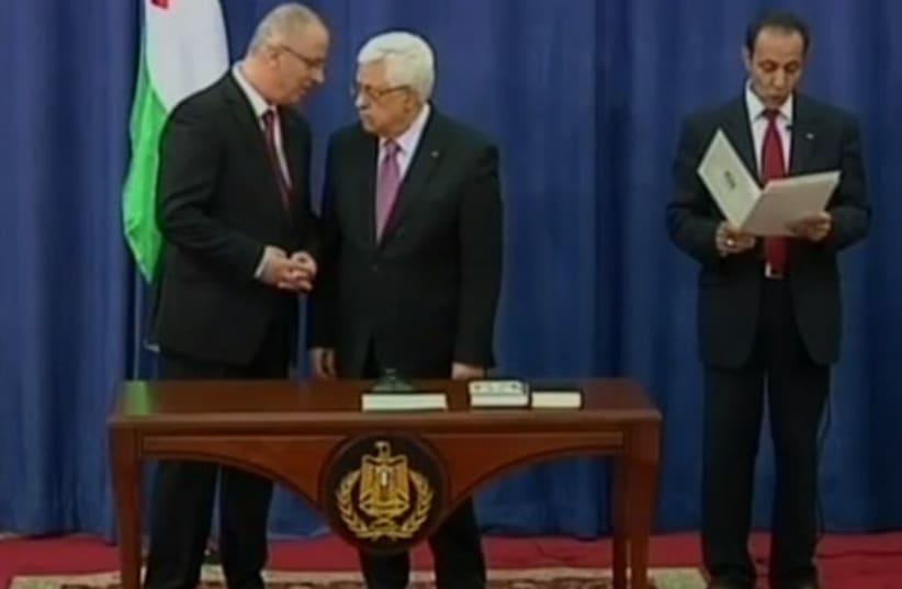 Abu Mazen swears in unity government (photo credit: REUTERS)