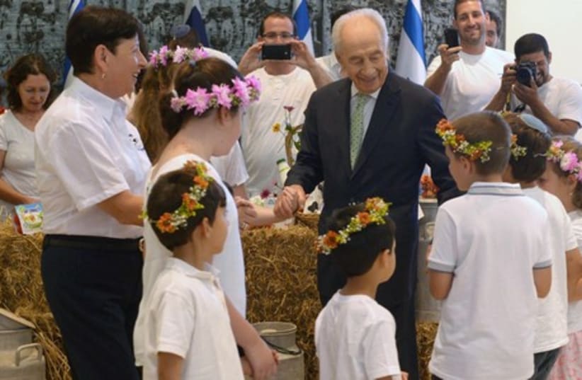 President Peres at his residence during Shavuot (photo credit: Mark Neiman/GPO)