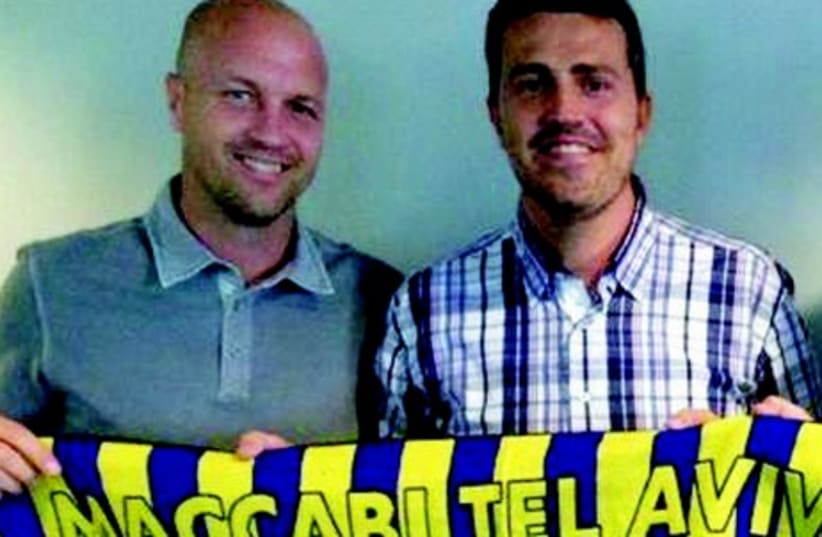 Maccabi Tel Aviv coach Oscar Garcia (right) with club Sporting Director Jordi Cruyffs. (photo credit: MACCABI TEL AVIV WEBSITE)