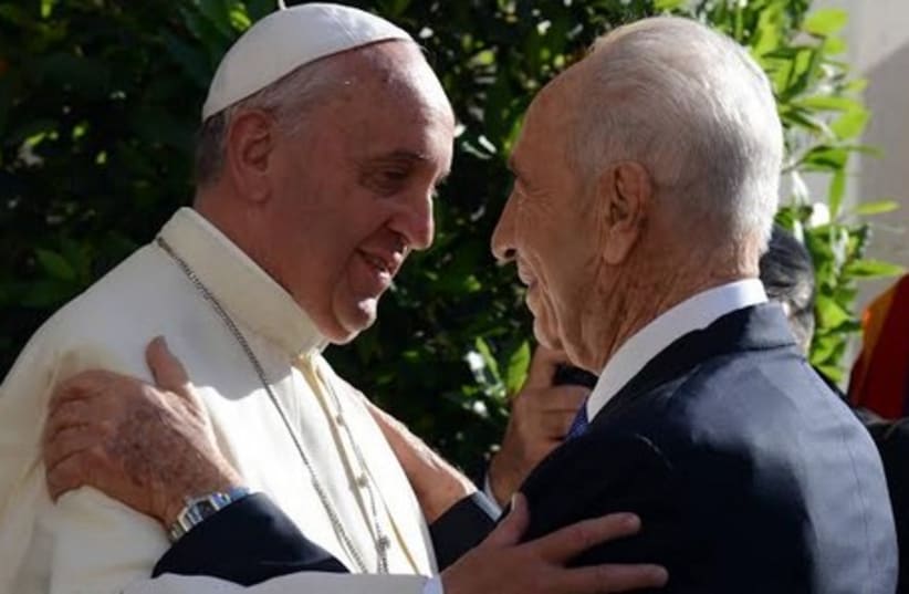 President Shimon Peres meets with Pope Francis at the Vatican (photo credit: GPO)