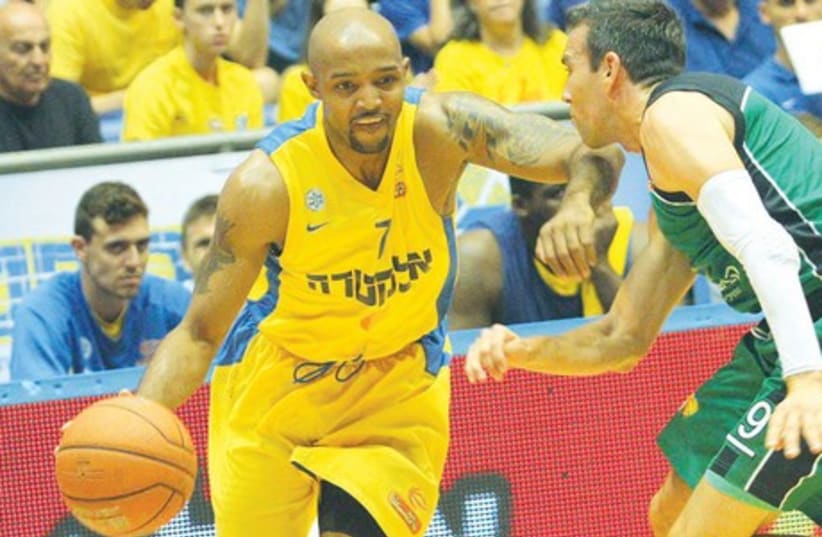 Maccabi Tel Aviv guard Ricky Hickman led his team with 22 points in last night’s 84-82 defeat to Maccabi Haifa at Nokia Arena, helping his team to an aggregate win in the BSL final. (photo credit: ADI AVISHAI)