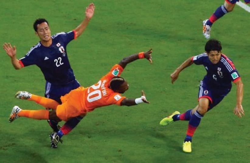 A tackle during the Netherlands-Spain match. (photo credit: REUTERS)