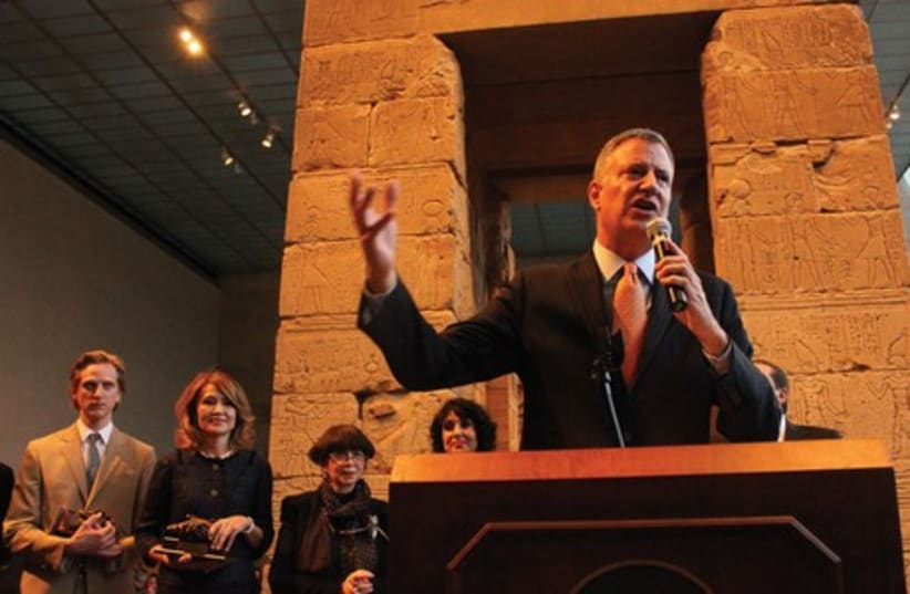 MAYOR BILL DE BLASIO addresses the opening ceremony of the 12th annual Russian Heritage Month at the Metropolitan Museum of Art  (photo credit: MAYA SHWAYDER)