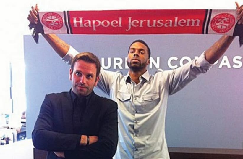 Hapoel Jerusalem co-owner Ori Allon (left) withclub’s new signing Donta Smith (photo credit: TWITTER)