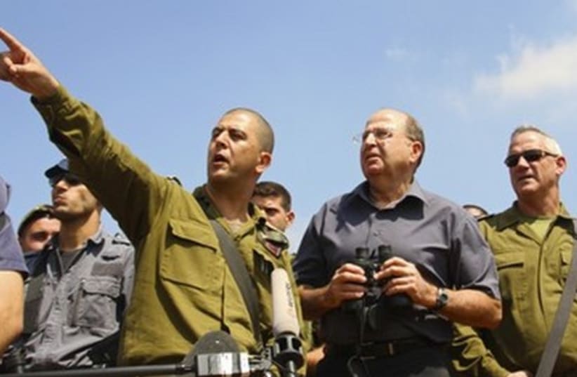 Defense Minister Moshe Ya'alon (C) and IDF Chief of Staff Lt.-Gen. Benny Gantz (R) with IDF soldiers. (photo credit: TOVAH LAZAROFF)