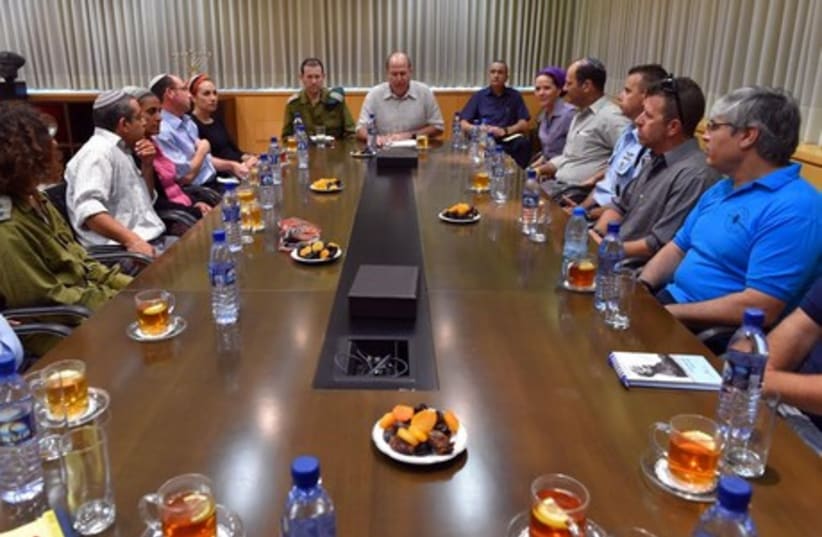 Defense Minister Moshe Ya'alon in a meeting with the parents of the kidnapped teen on June 18, 2014. (photo credit: DEFENSE MINISTRY)