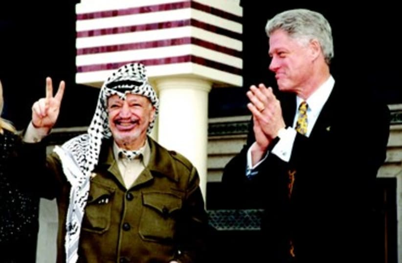 Yasser Arafat et Bill Clinton (photo credit: REUTERS)